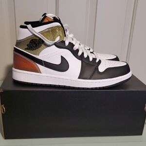Air Jordan 1 Mid SE Heat Reactive. Men's Size 9.5. Color Black/White/Multi.